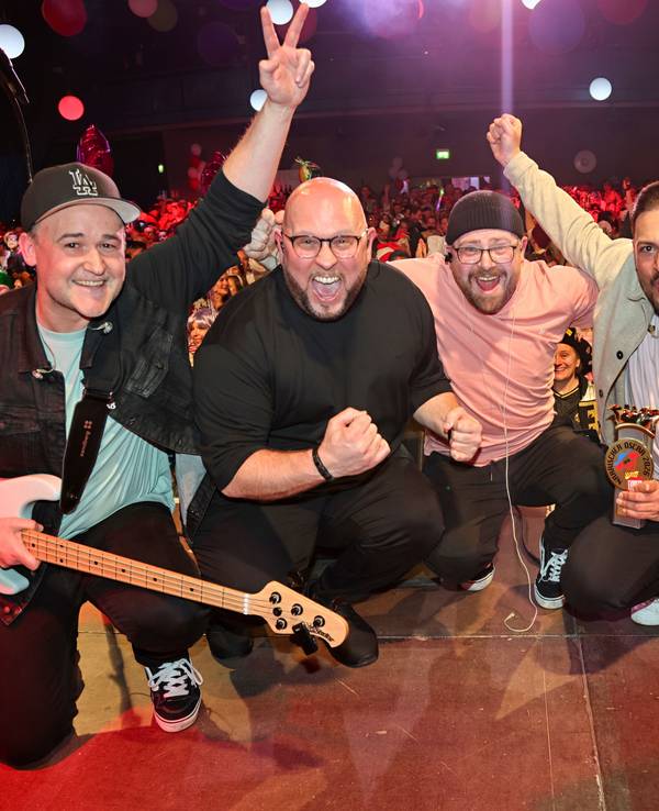 Die Band Bel Air feiert auf der Bühne den Närrischen Oscar.
