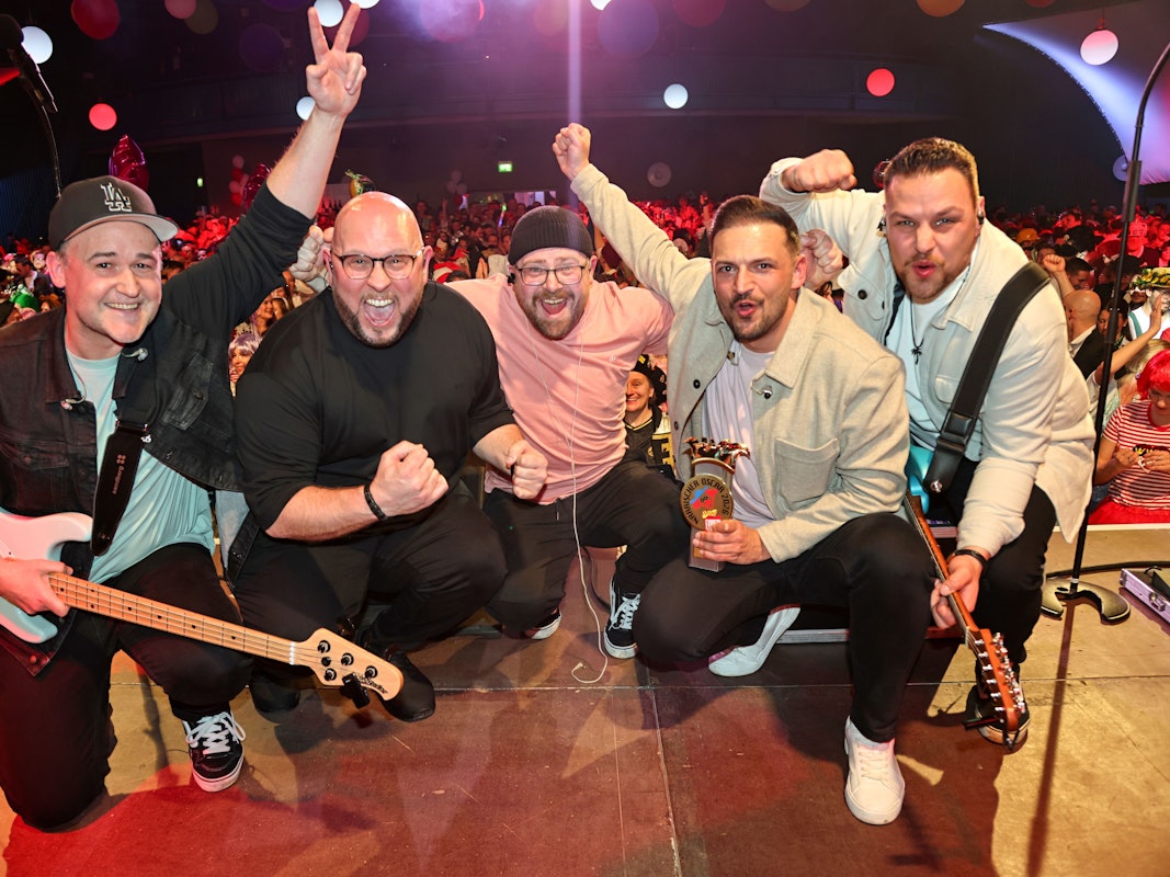 Die Band Bel Air feiert auf der Bühne den Närrischen Oscar.