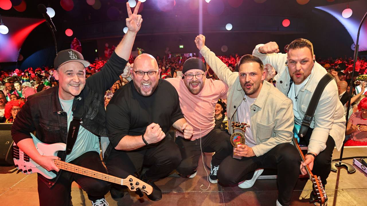 Die Band Bel Air feiert auf der Bühne den Närrischen Oscar.