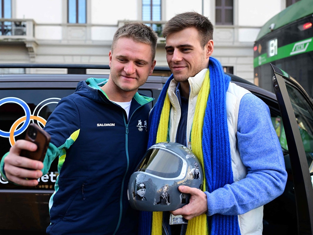 Der Ukrainer Wladyslaw Heraskewytsch auf einem Foto mit seinem Helm in der Hand.