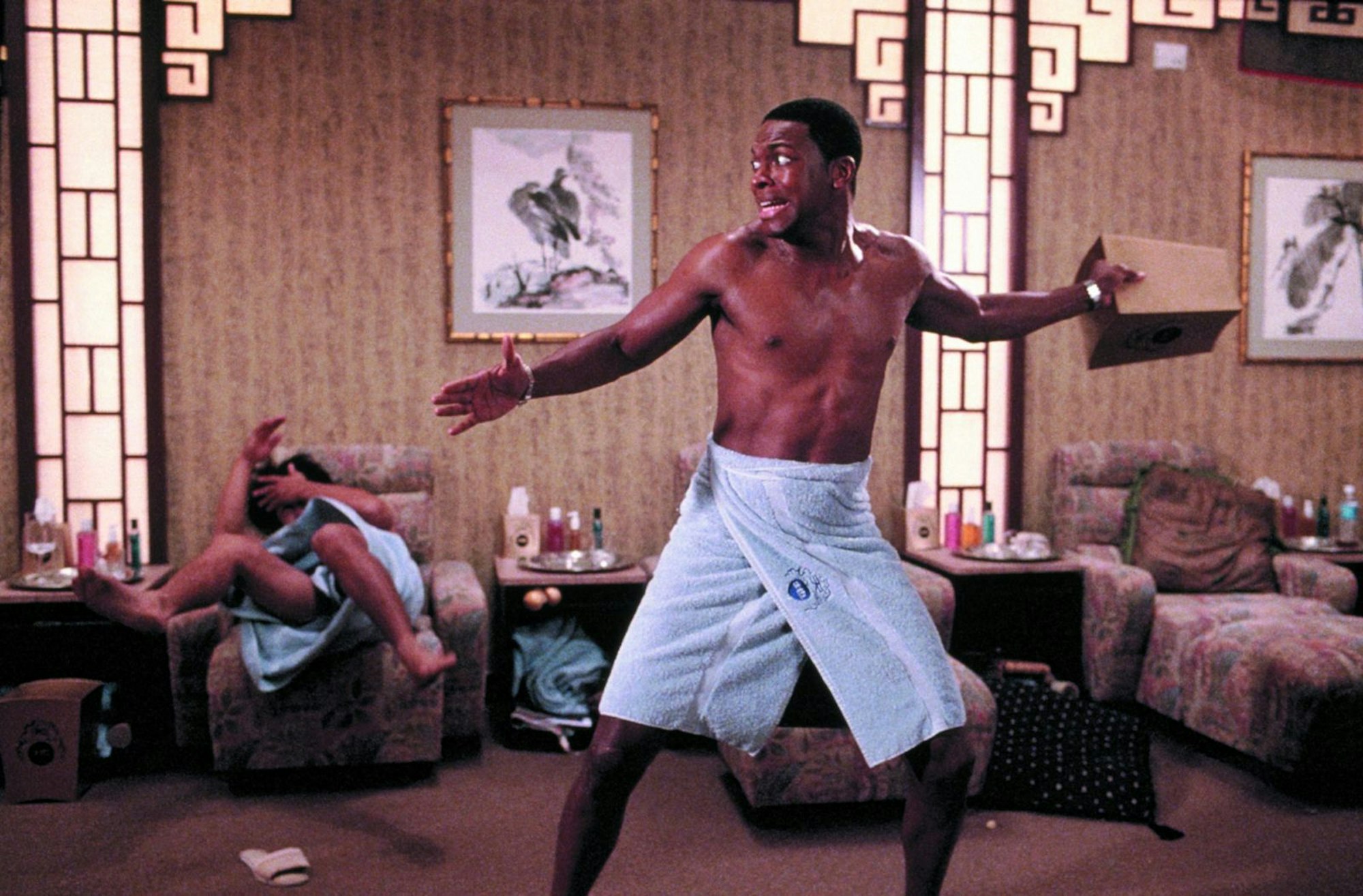 Im Massagesalon lauern Mitglieder einer Triaden Gang Carter (Chris Tucker) auf. (Bild: RTL / MMI New Line Productions, Inc.)