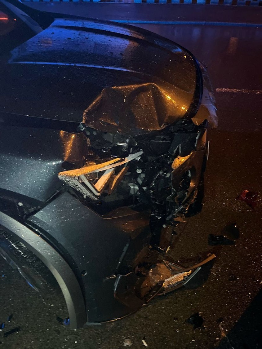 Das bei dem Unfall in Kürten stark beschädigte Auto.