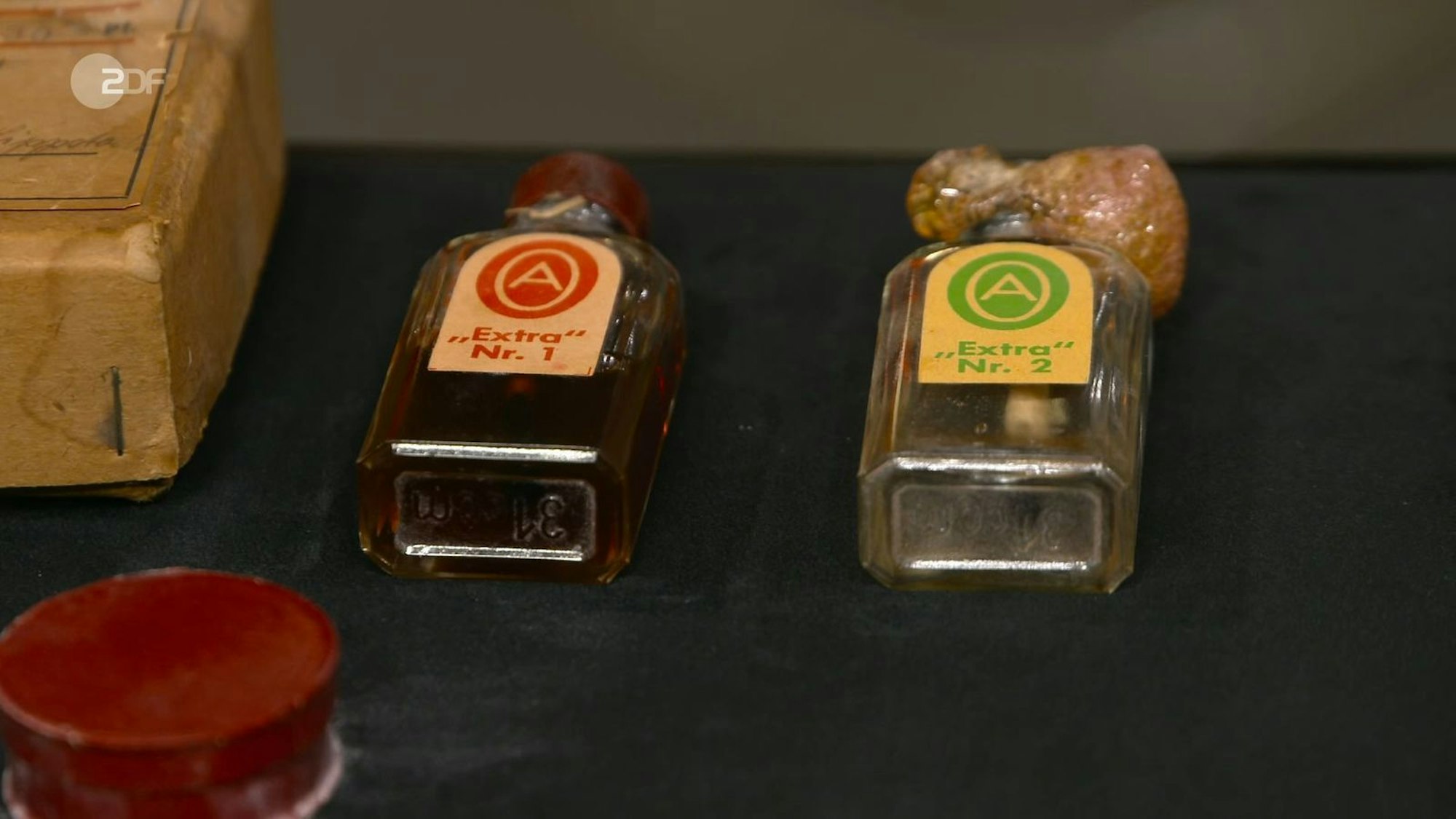 Die Fläschen enthielten ein kurioses Kosmetikprodukt: „Im Prinzip werden die Ohren angeklebt“, fasste Lichter zusammen. Den Wert schätzte Experte Detlev Kümmel auf einen Euro aufwärts. (Bild: ZDF)
