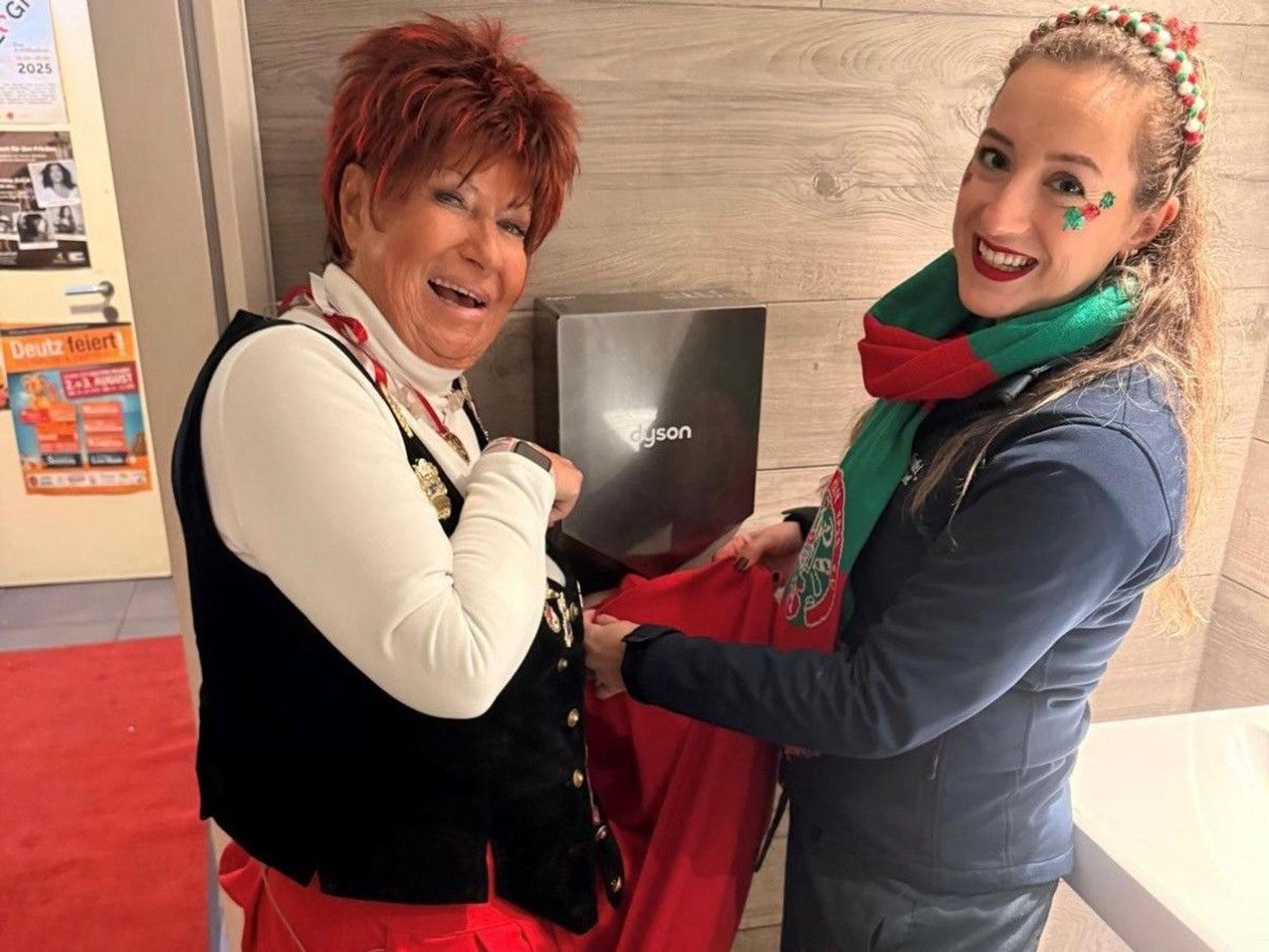 Marita Köllner steht mit ihrem Kostüm am Föhn.