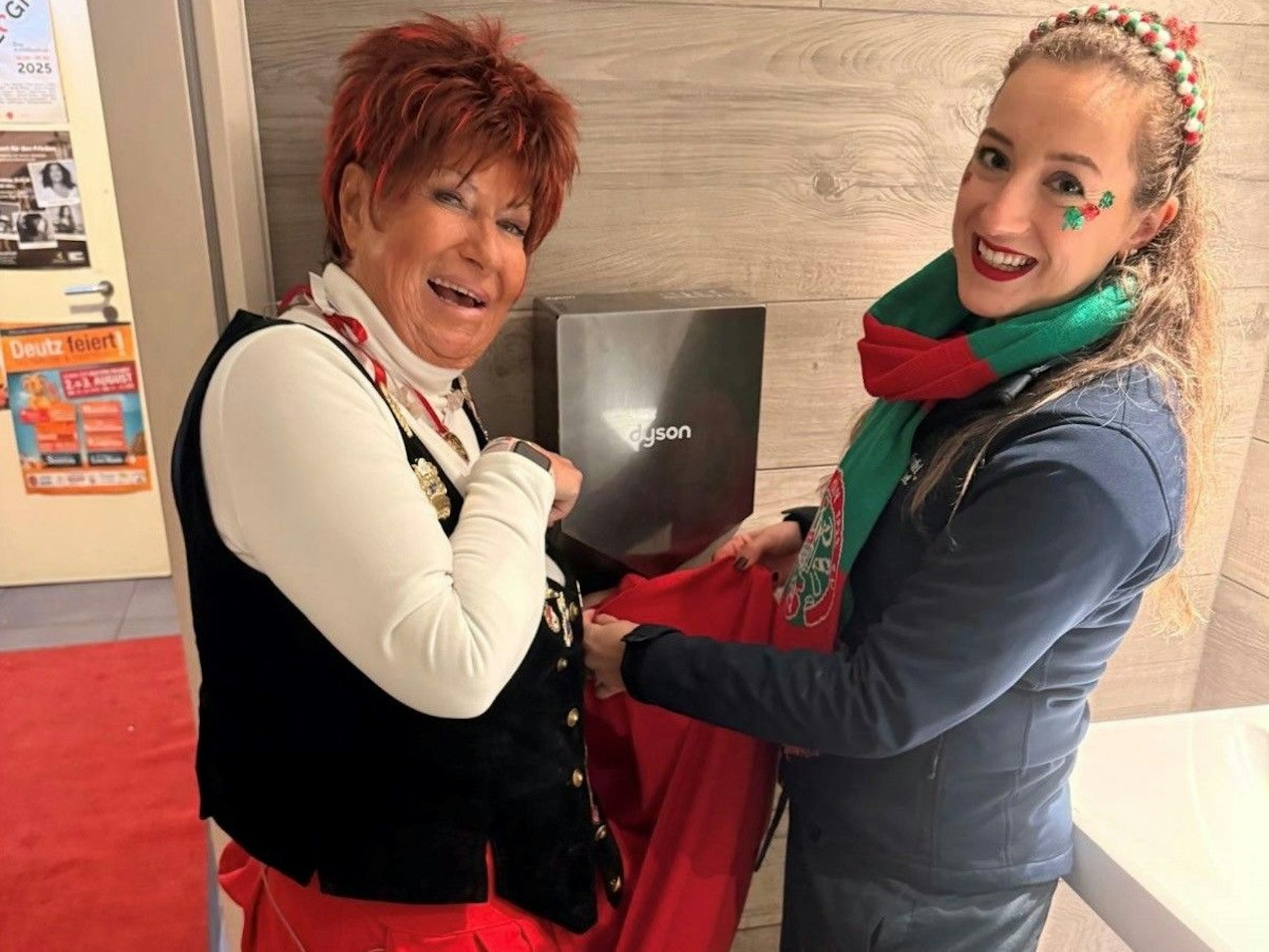 Marita Köllner steht mit ihrem Kostüm am Föhn.