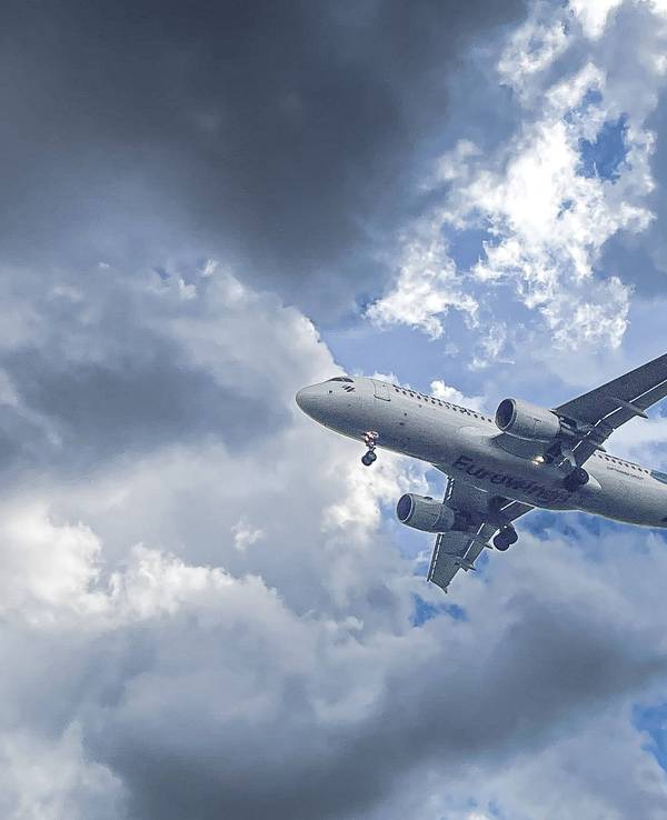 Flugzeug fliegt durch Wolken