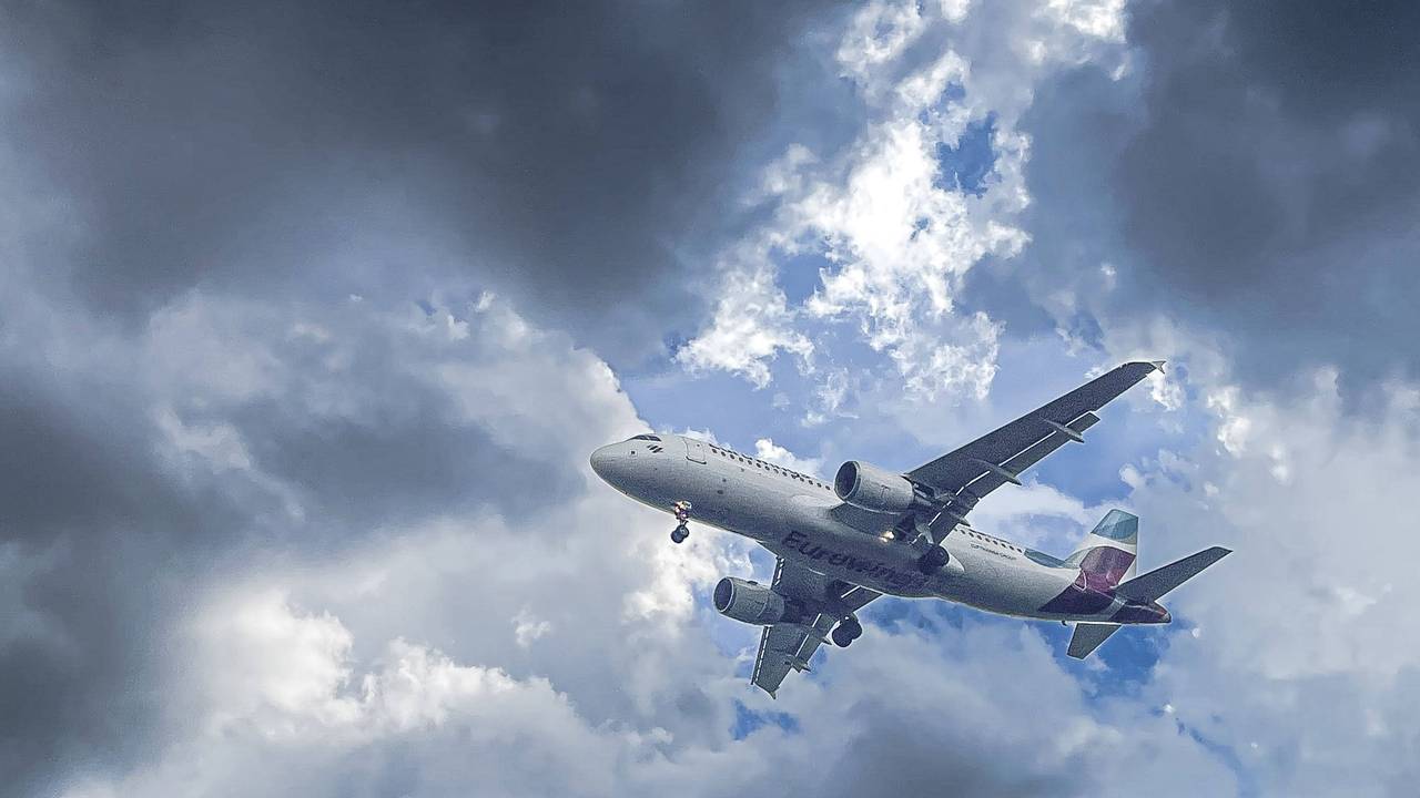 Flugzeug fliegt durch Wolken