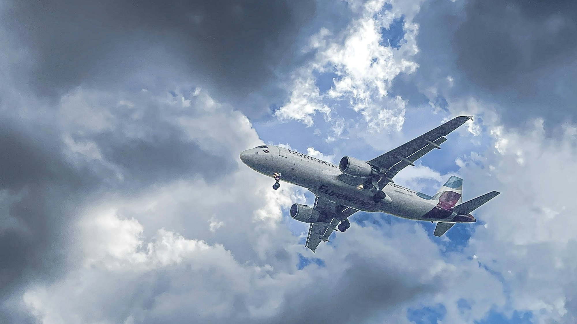 Flugzeug fliegt durch Wolken