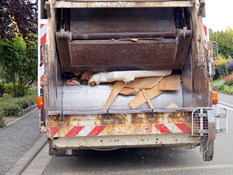 Müllwagen beladen mit Sperrmüll