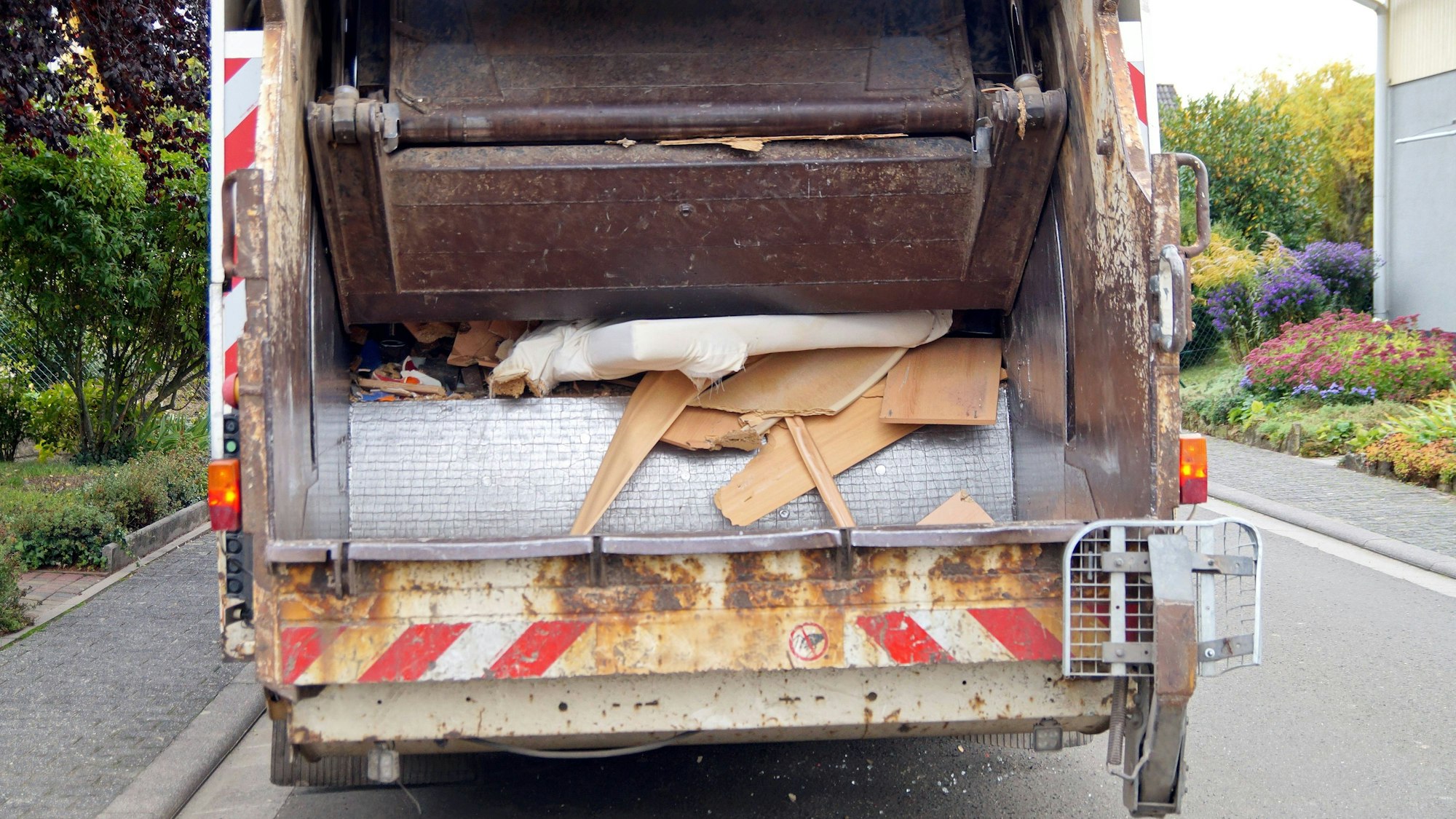 Müllwagen beladen mit Sperrmüll