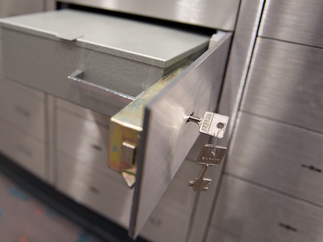 Ein Schließfach in einer Bank ist geöffnet.