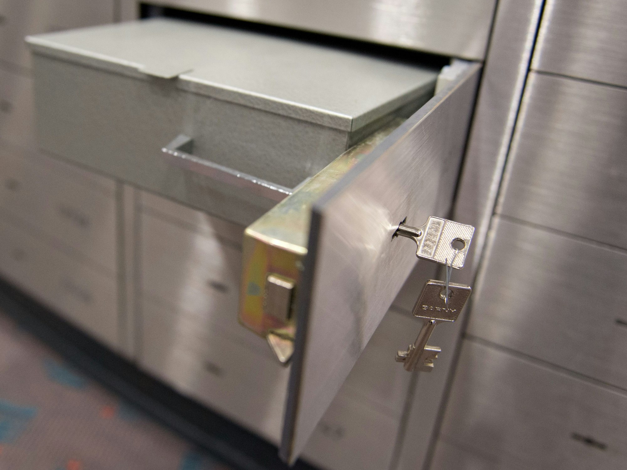 Ein Schließfach in einer Bank ist geöffnet.