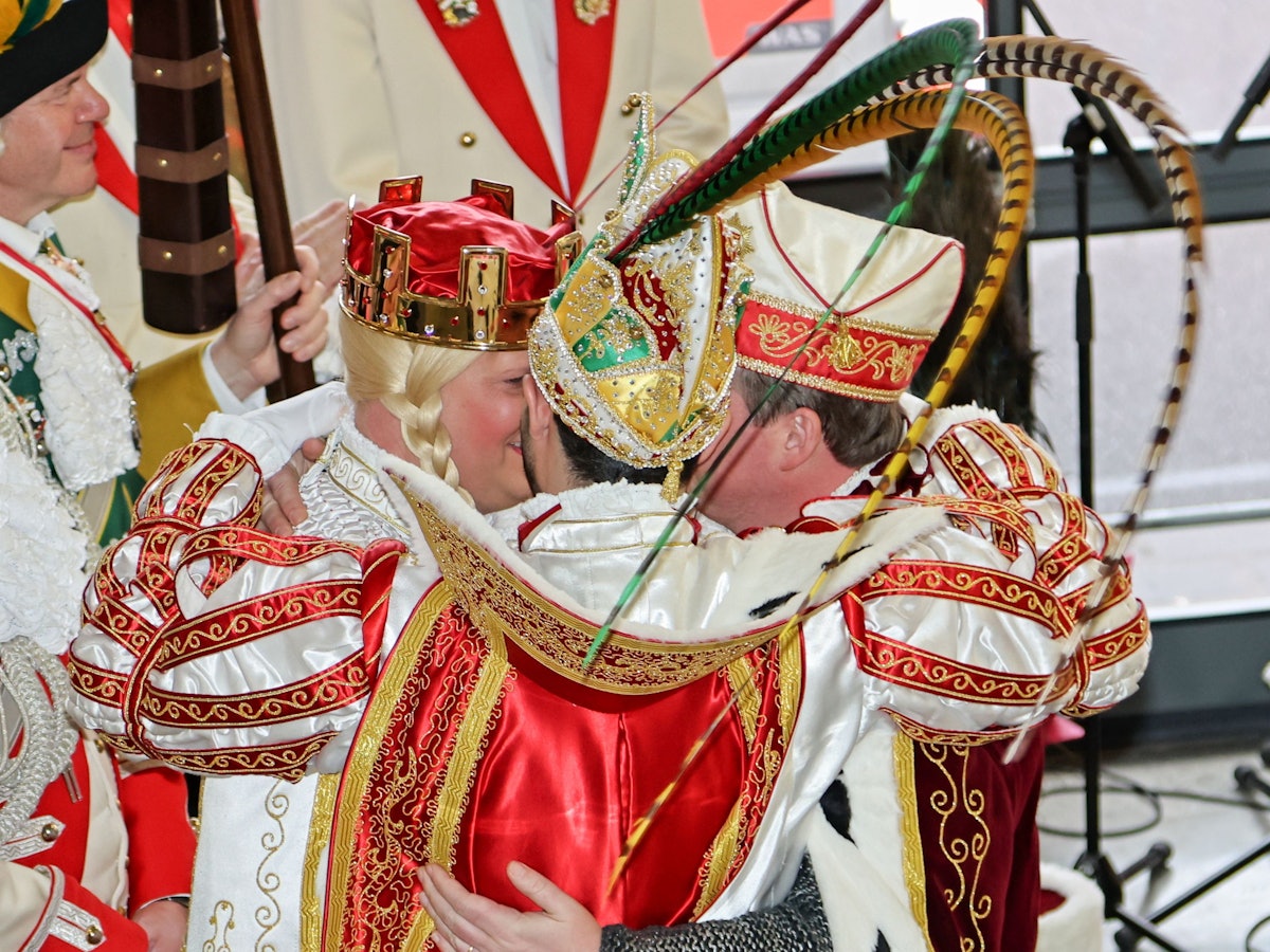 Das Kölner Dreigestirn umarmt sich auf der Bühne.