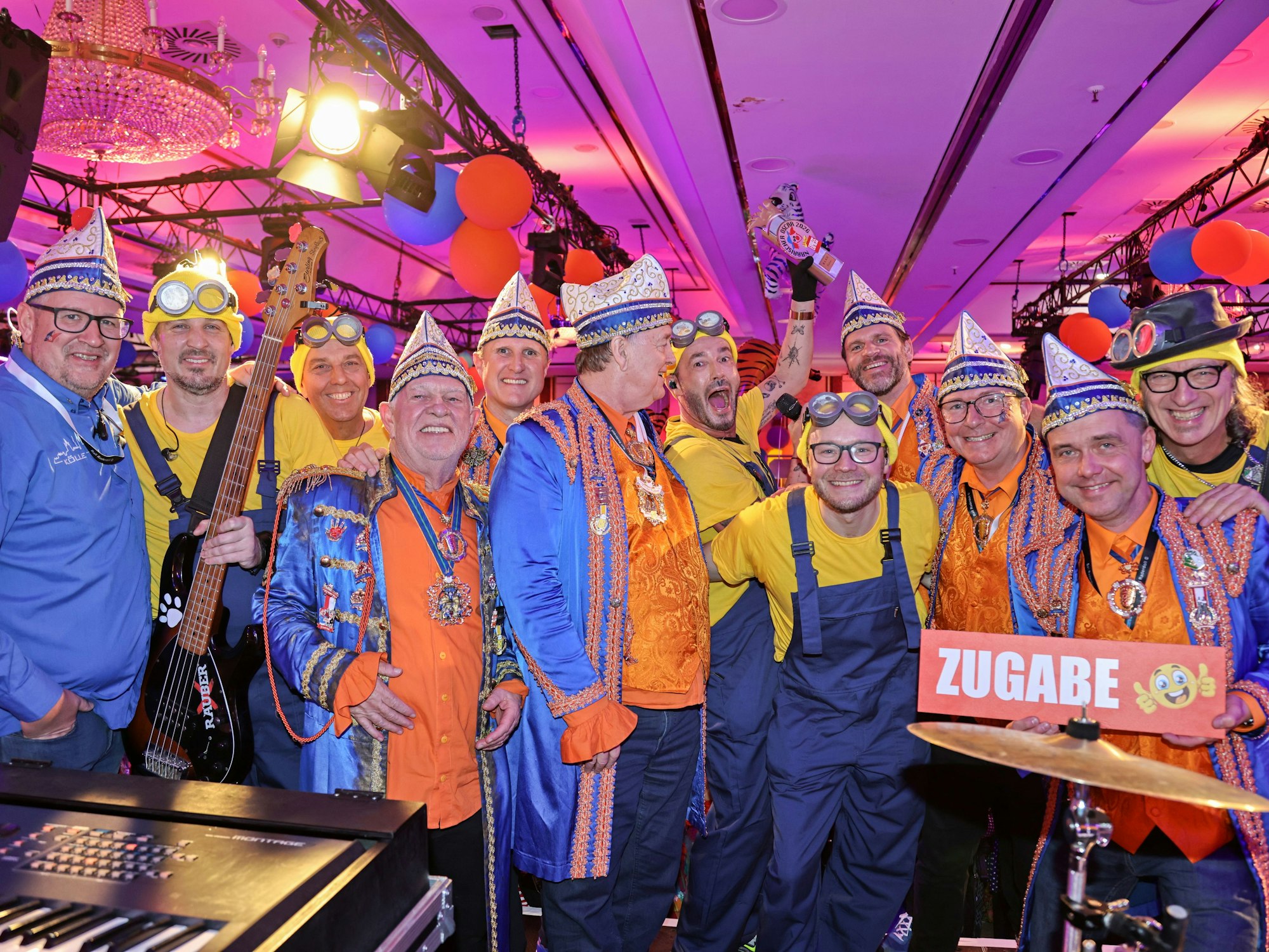 Die Grosse Braunsfelder Karnevalsgesellschaft zusammen mit den Räubern.