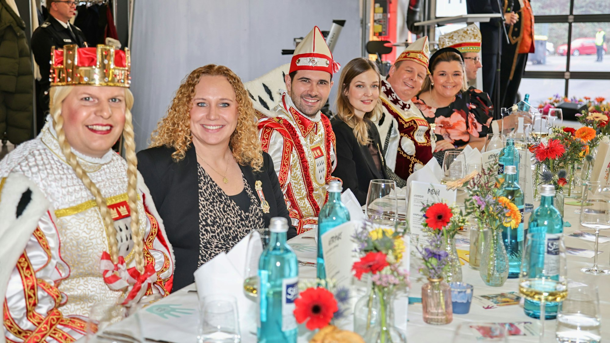 Das Kölner Dreigestirn mit den Partnerinnen.