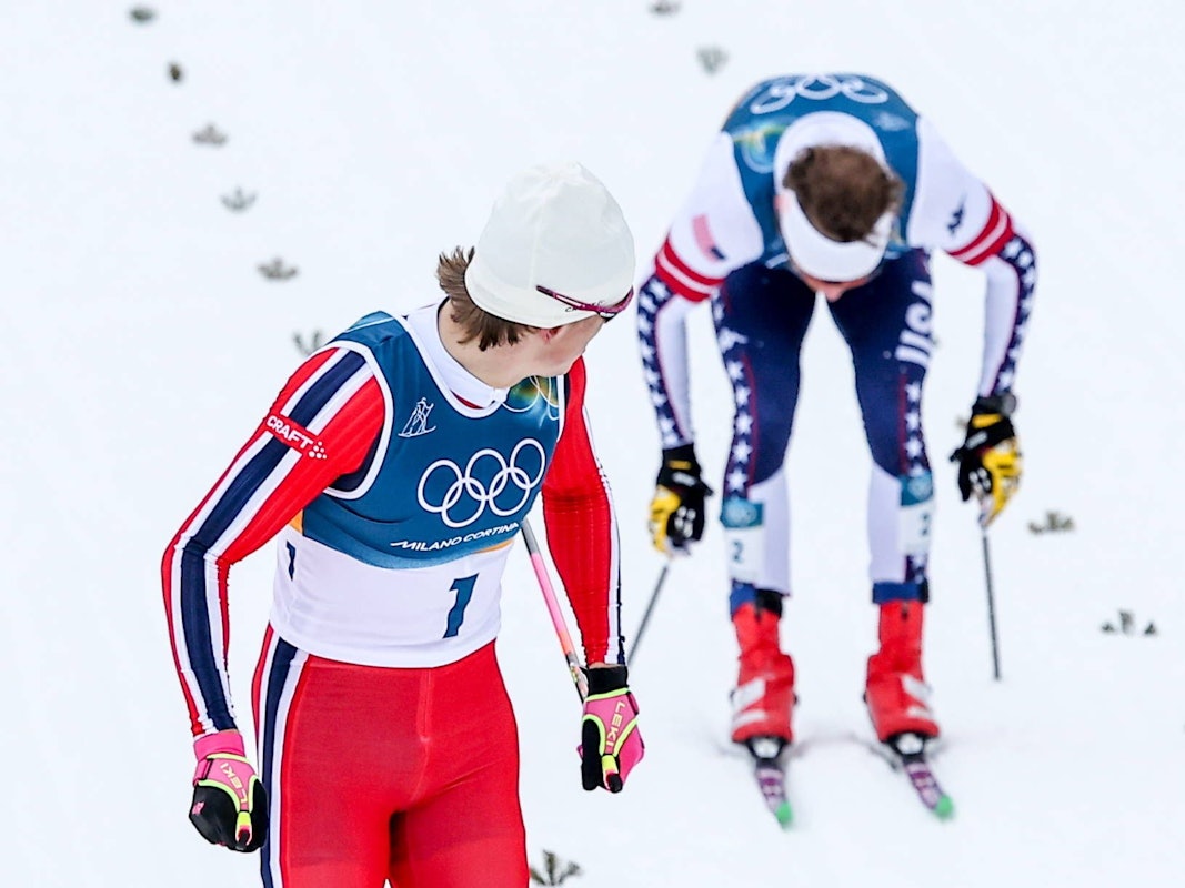 Johannes Hösflot Kläbo guckt zum Läufer hinter sich, während er die Ziellinie überquert.