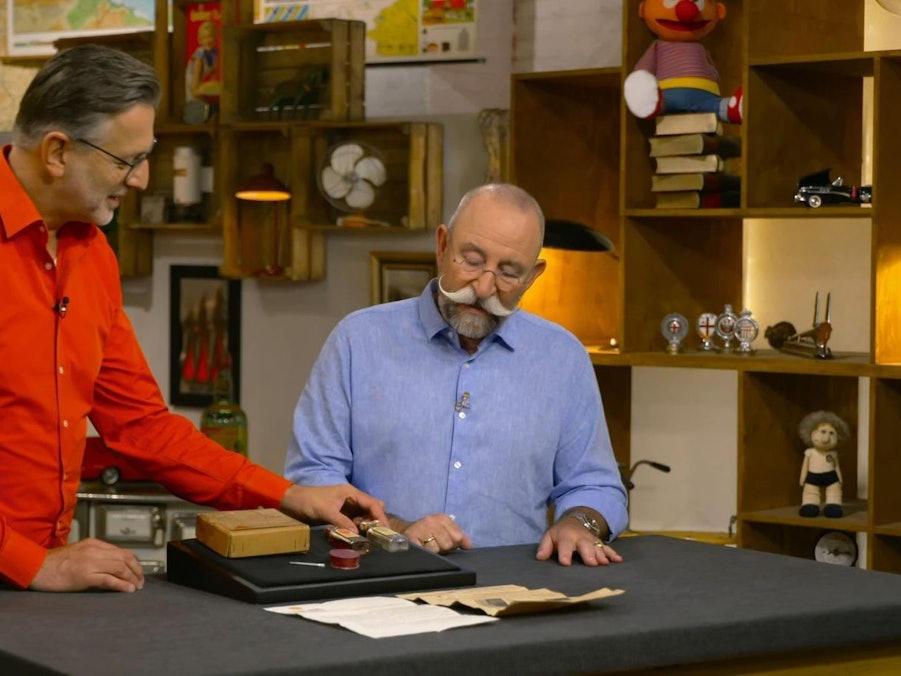„Ich bin gespannt, was es ist“, schaute sich „Bares für Rares“-Moderator Horst Lichter fragend die zwei kleinen Fläschchen an.
(Bild: ZDF)