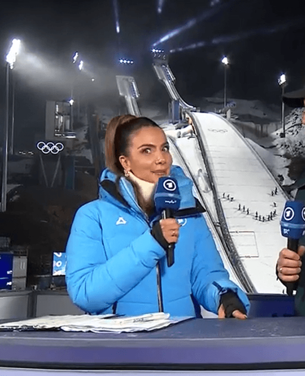 Lea Wagner und Sven Hannawald stehen bei der ARD-Übertragung an der Olympia-Schanze in Predazzo.