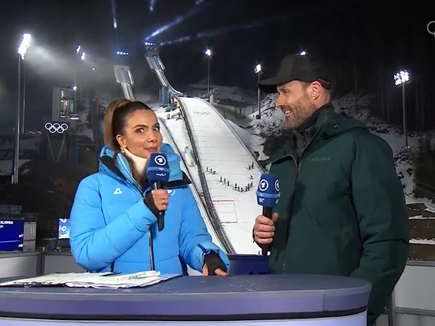 Lea Wagner und Sven Hannawald stehen bei der ARD-Übertragung an der Olympia-Schanze in Predazzo.