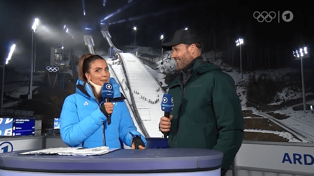 Lea Wagner und Sven Hannawald stehen bei der ARD-Übertragung an der Olympia-Schanze in Predazzo.