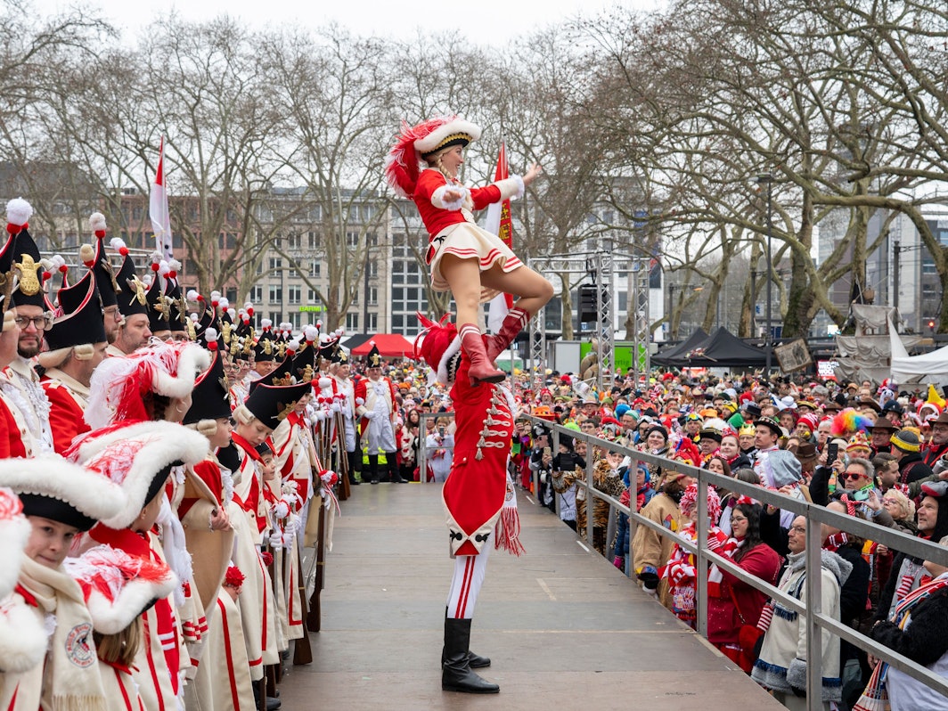 Die Roten Funken feiern beim Funken-Biwak auf dem Neumarkt.