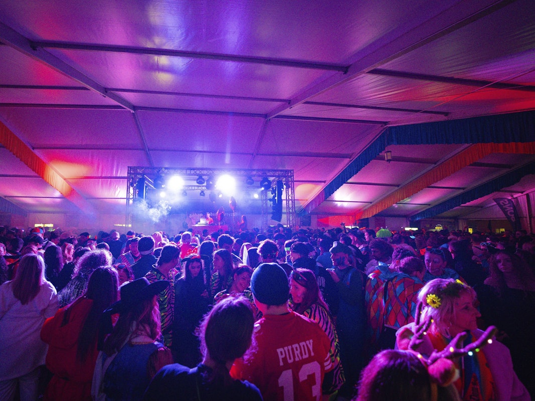 Feiernde in einem Partyzelt