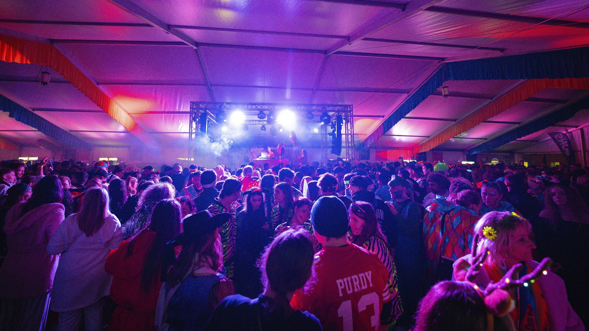 Feiernde in einem Partyzelt