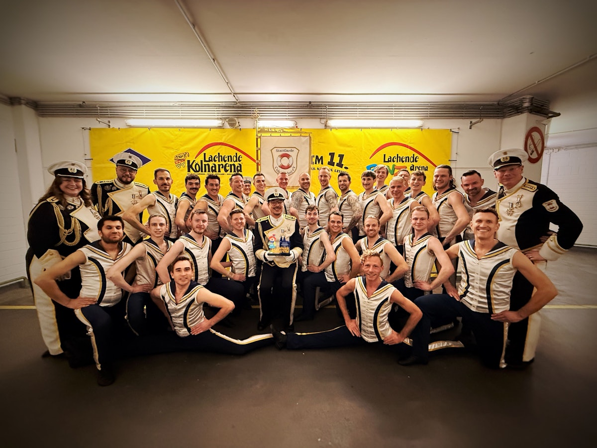 Die StattGarde Colonia Ahoj mit Preis in der Lanxess-Arena.