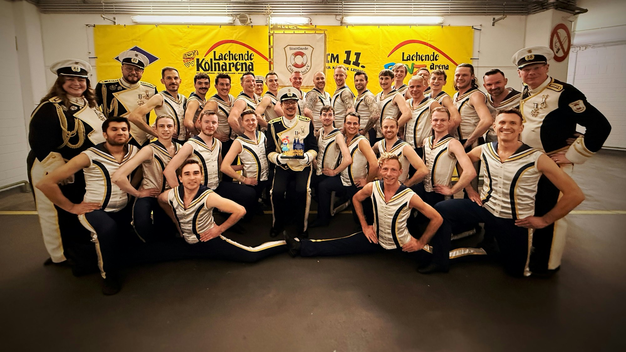 Die StattGarde Colonia Ahoj mit Preis in der Lanxess-Arena.