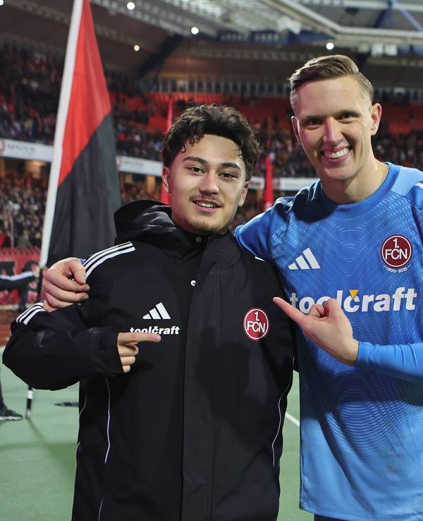 Justin von der Hitz und Torwart Jan Reichert lachen nach dem Spiel in die Kamera.