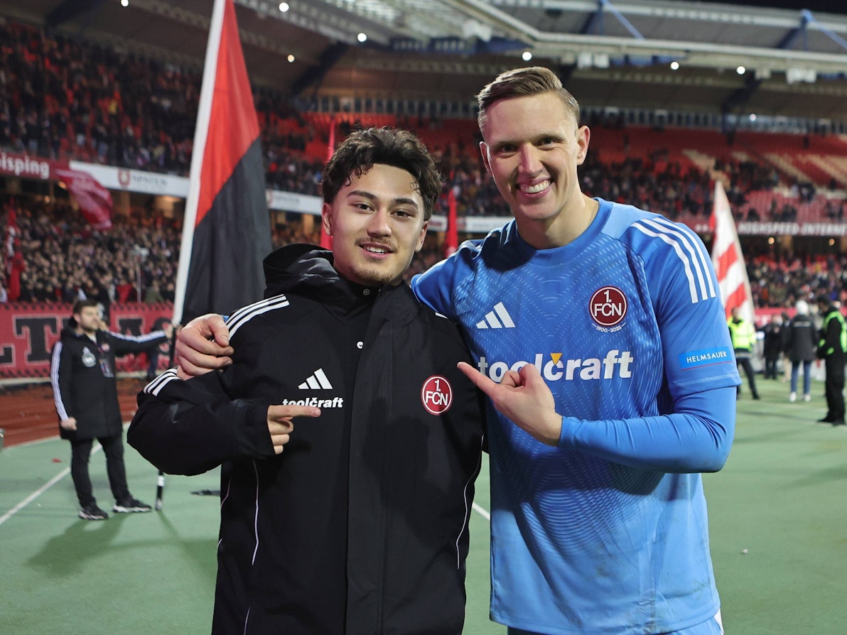Justin von der Hitz und Torwart Jan Reichert lachen nach dem Spiel in die Kamera.