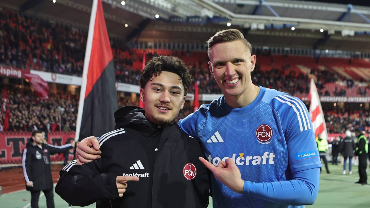 Justin von der Hitz und Torwart Jan Reichert lachen nach dem Spiel in die Kamera.