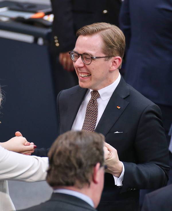Julia Klöckner und Philipp Amthor lachen sich an.