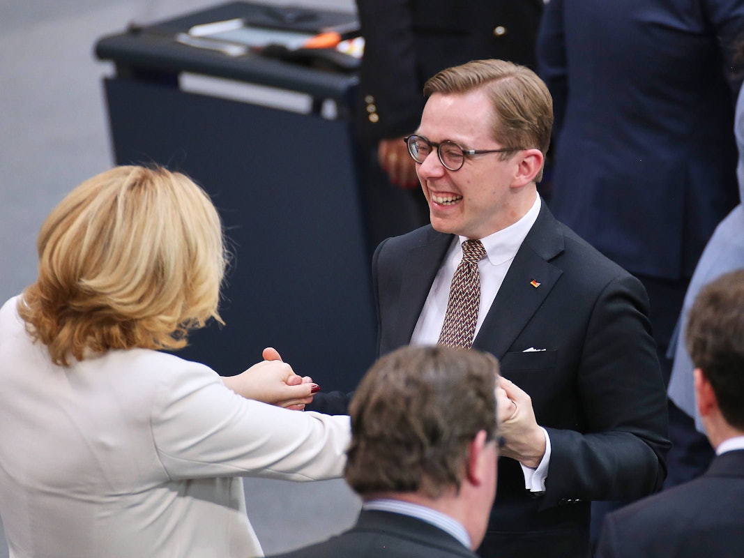 Julia Klöckner und Philipp Amthor lachen sich an.