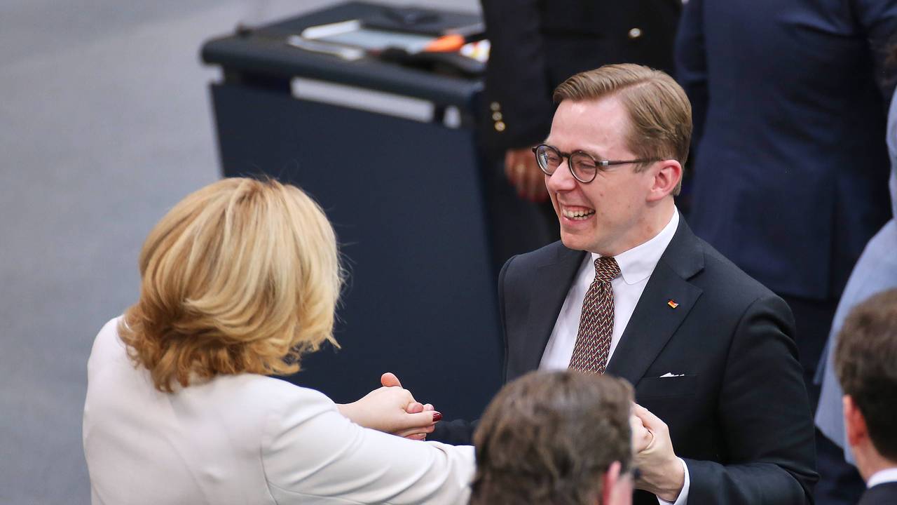 Julia Klöckner und Philipp Amthor lachen sich an.