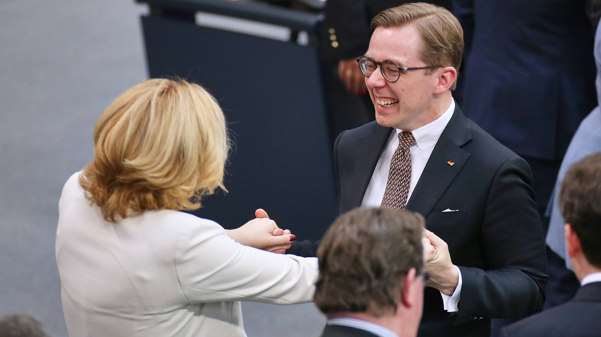 Julia Klöckner und Philipp Amthor lachen sich an.