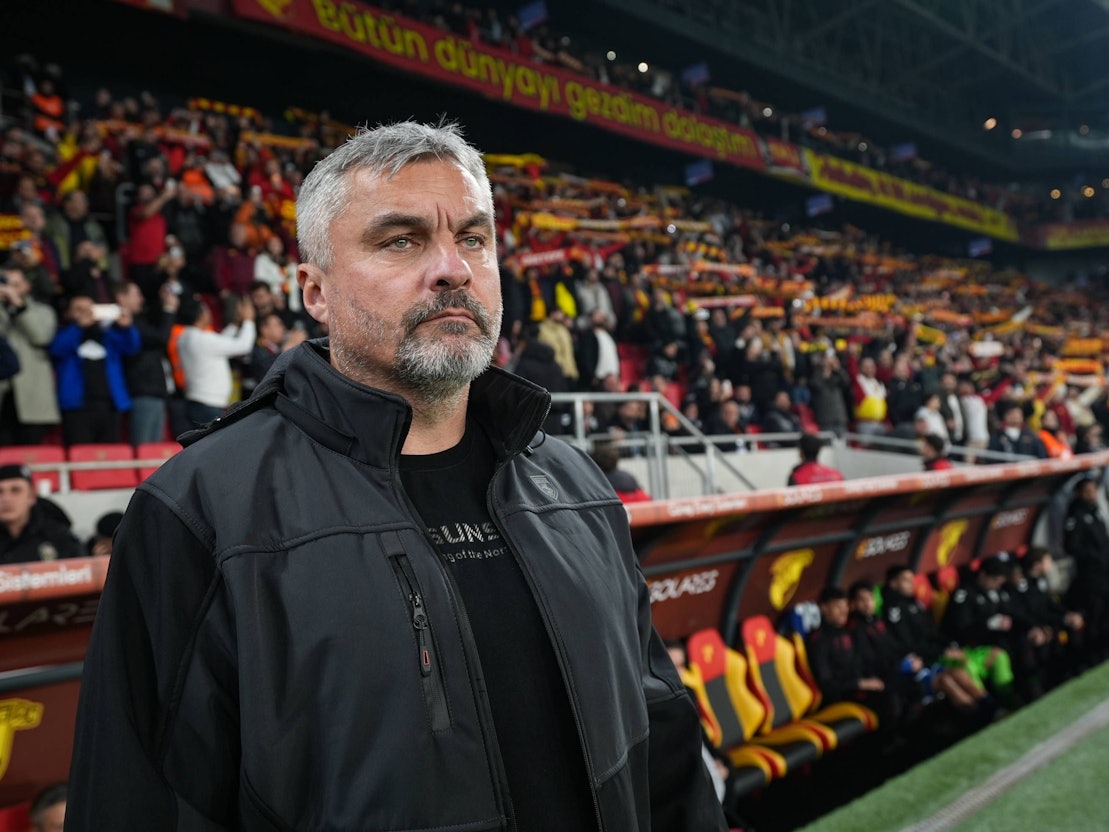 Thomas Reis steht an der Seitenlinie.