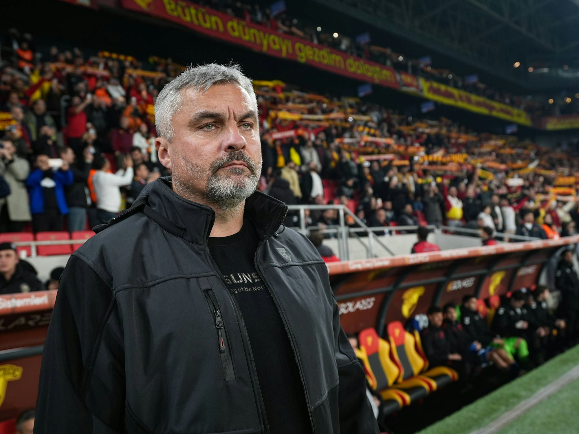 Thomas Reis steht an der Seitenlinie.