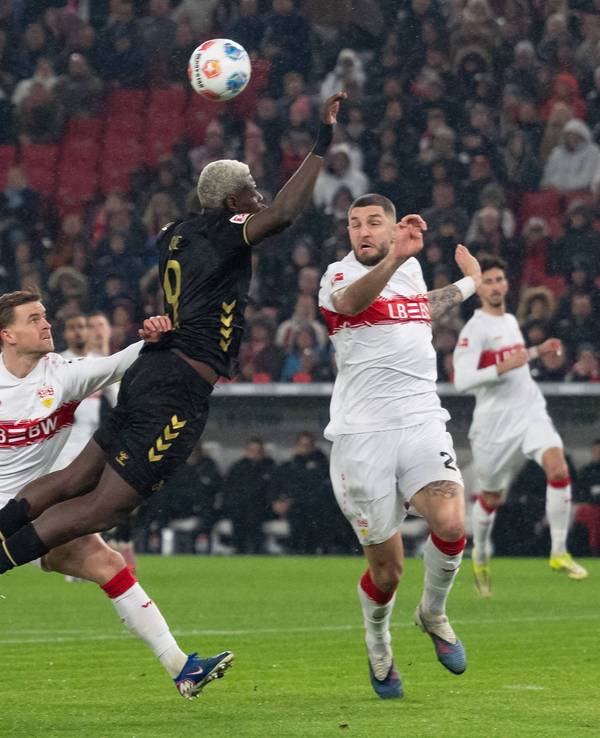Maximilian Mittelstaedt (VfB Stuttgart) schob Ragnar Ache (1. FC Köln) im Strafraum mit den Armen weg.