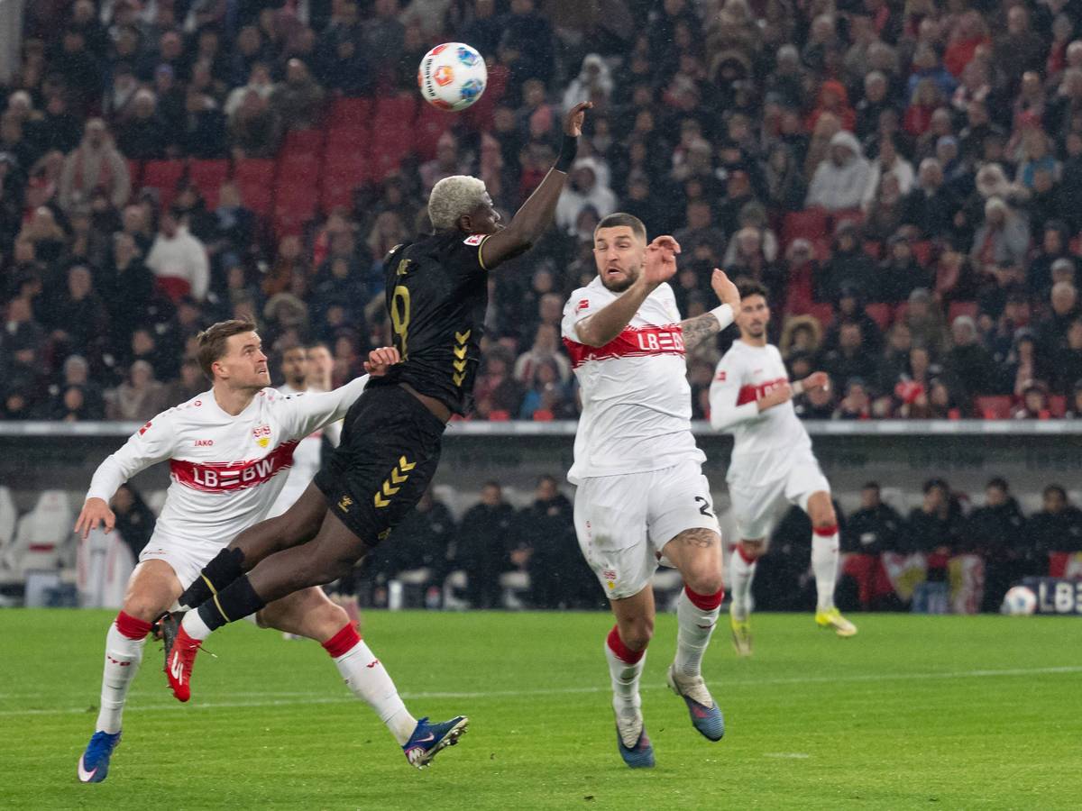 Maximilian Mittelstaedt (VfB Stuttgart) schob Ragnar Ache (1. FC Köln) im Strafraum mit den Armen weg.