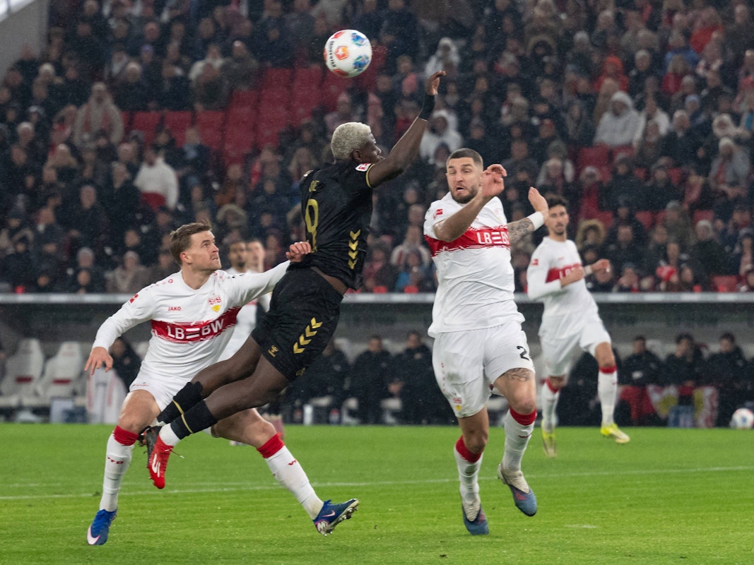 Maximilian Mittelstaedt (VfB Stuttgart) schob Ragnar Ache (1. FC Köln) im Strafraum mit den Armen weg.