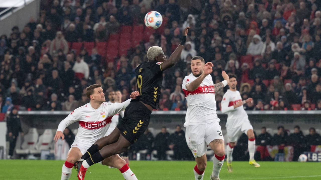 Maximilian Mittelstaedt (VfB Stuttgart) schob Ragnar Ache (1. FC Köln) im Strafraum mit den Armen weg.