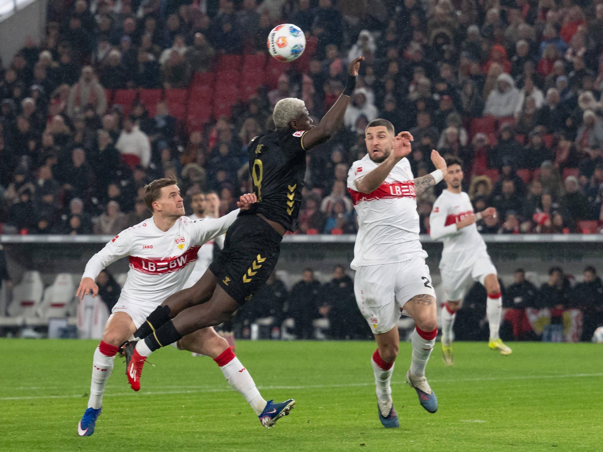 Maximilian Mittelstaedt (VfB Stuttgart) schob Ragnar Ache (1. FC Köln) im Strafraum mit den Armen weg.