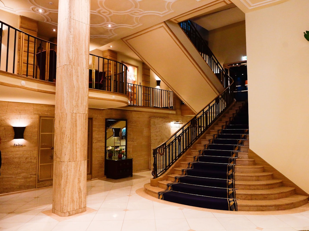 09.10.2022, Köln: Chefconsierge Youssef Belal ist seit 37 Jahren im Excelsior Hotel beschäftigt. Foto:Dirk Borm