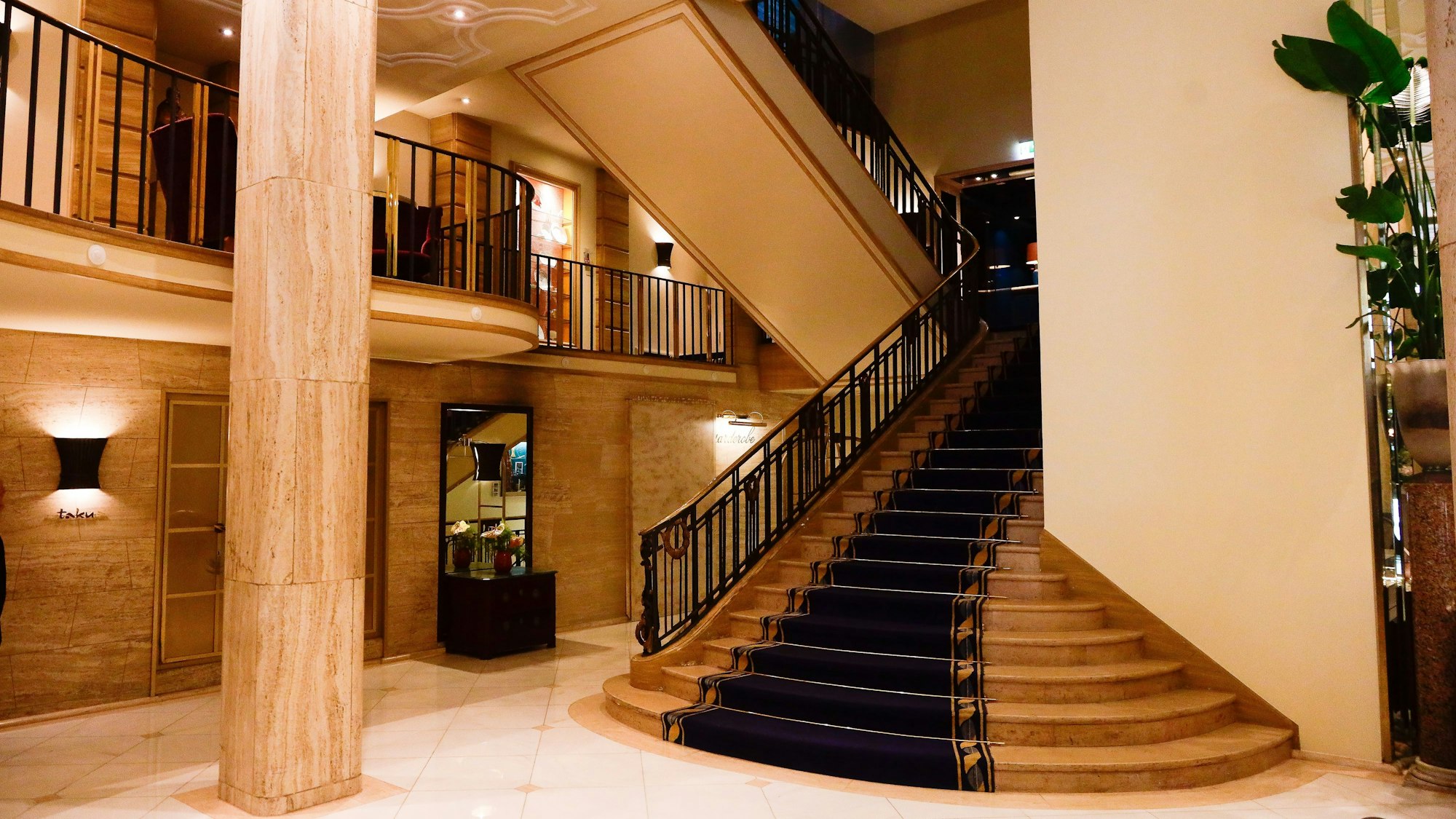 09.10.2022, Köln: Chefconsierge Youssef Belal ist seit 37 Jahren im Excelsior Hotel beschäftigt. Foto:Dirk Borm