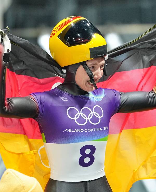 Susanne Kreher jubelt mit Deutschland-Fahne.