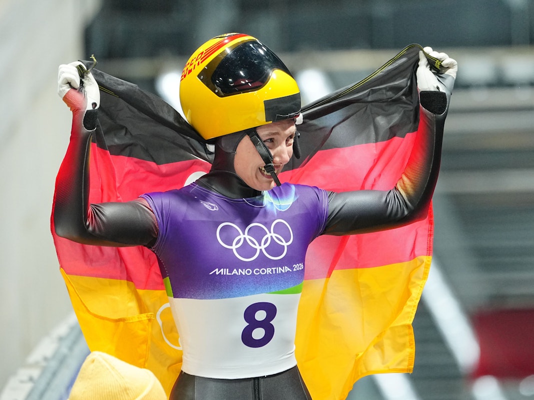 Susanne Kreher jubelt mit Deutschland-Fahne.
