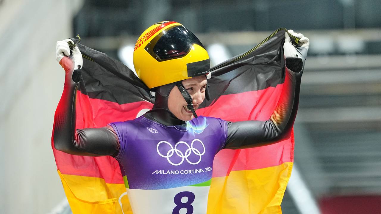 Susanne Kreher jubelt mit Deutschland-Fahne.