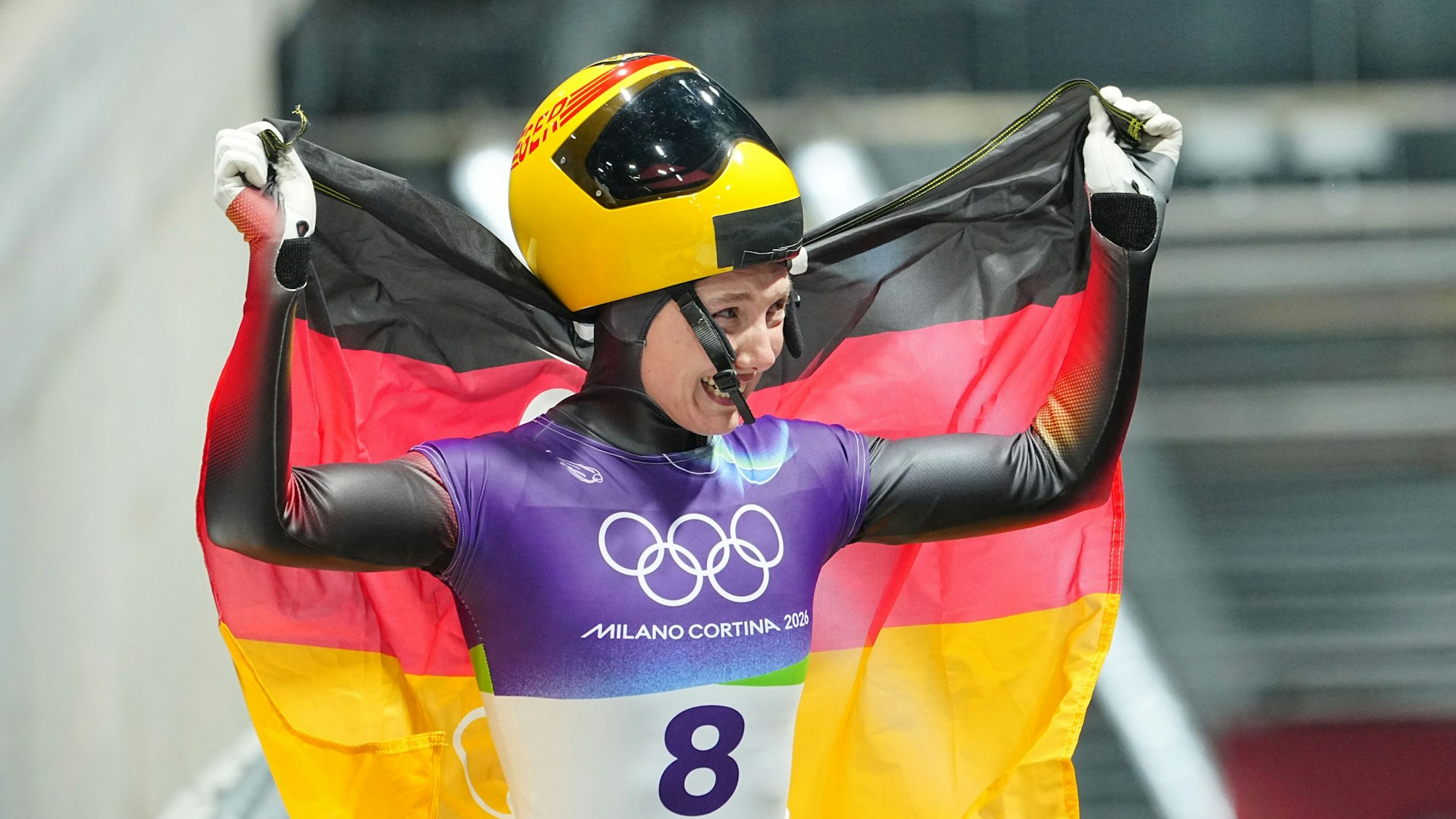 Susanne Kreher jubelt mit Deutschland-Fahne.