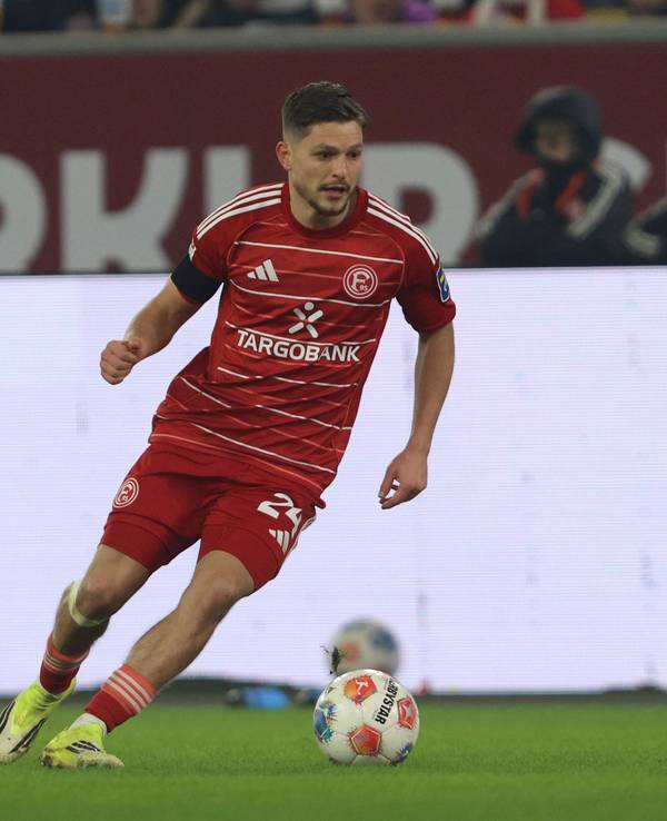 Florent Muslija dribbelt mit dem Ball.